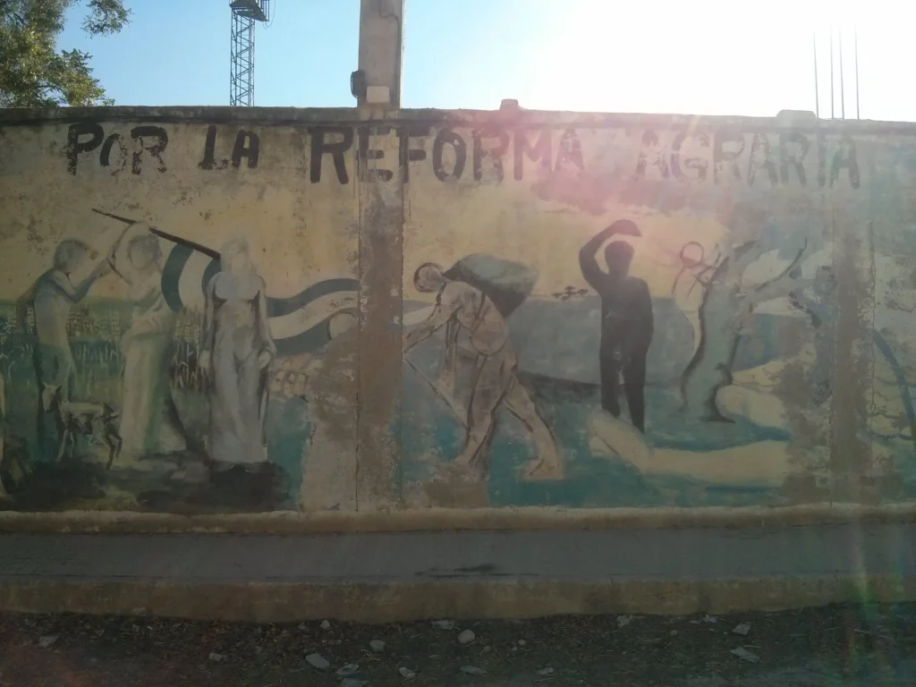 graffiti de la reforma agraria en marinadela