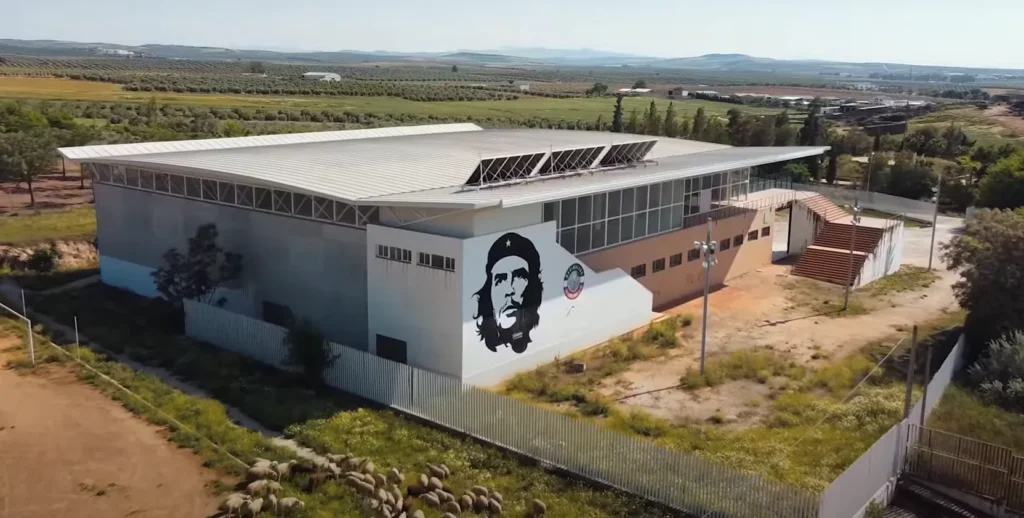 complejo deportivo de marinadela con imagen gigante del che guevara