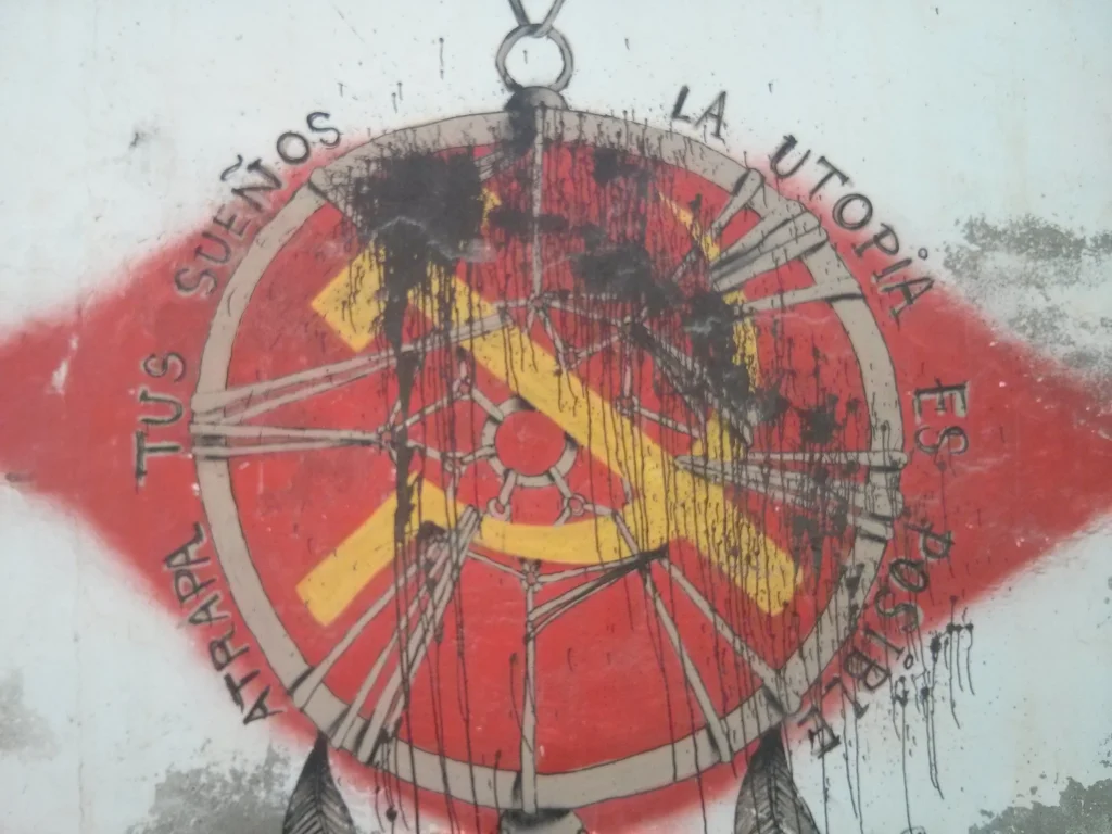 grafiti comunista vandalizado en marinadela