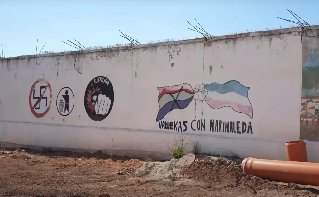 grafitis antinazis en marinadela