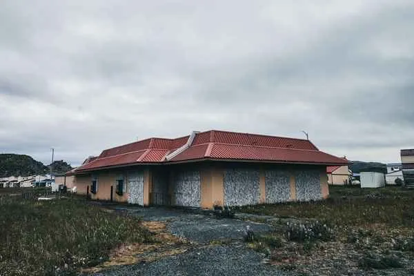antiguo mcdondalds abandonado en la remota isla de adak alaska
