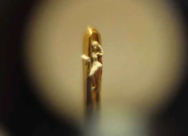 bailarina en el ojo de una aguja en el museo de microminiatura