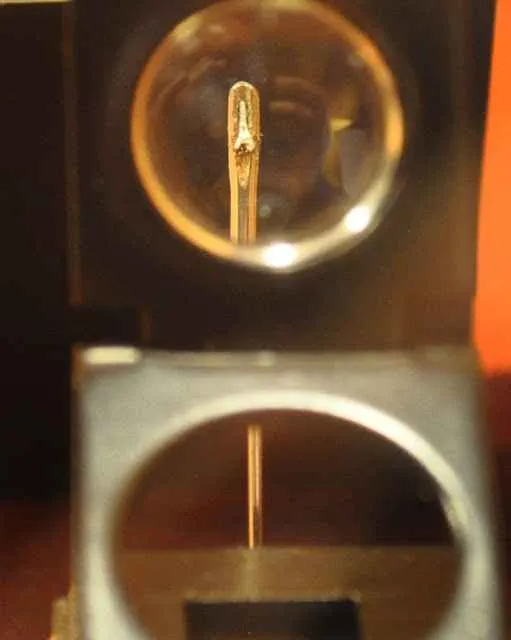 torre eiffel en el ojo de una aguja en el museo de microminiaturas de manuel ussa