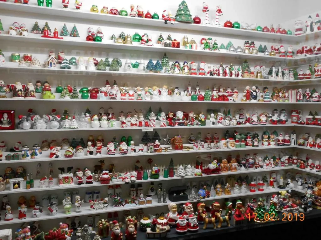 coleccion de saleros y pimenteros de navidad en el museo de guadalest
