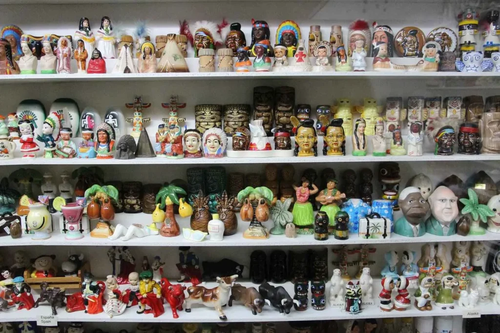 coleccion diversa de saleros y pimenteros en el museo de guadalest