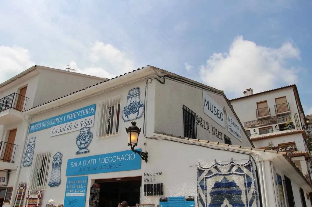 fachada del museo de saleros y pimenteros