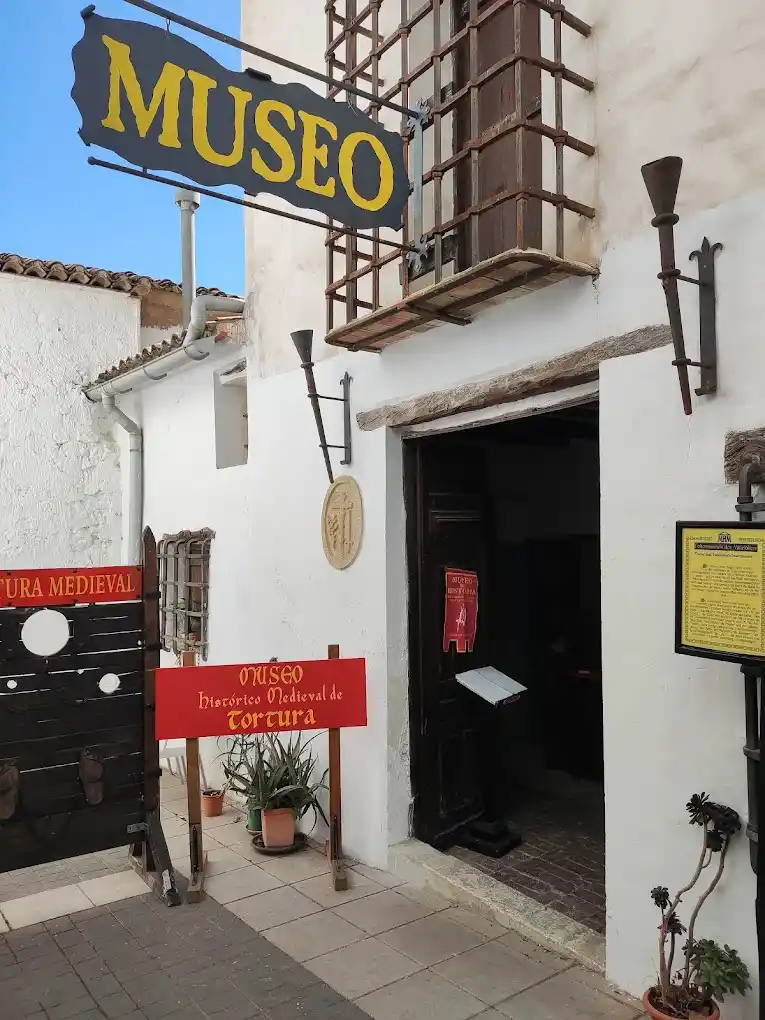 entrada al museo de tortura medieval en guadalest