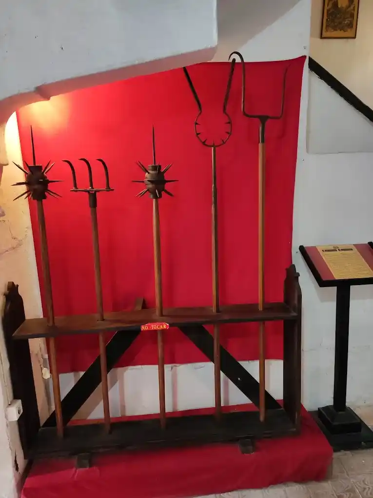 instrumentos varios de tortura en el museo de guadalest
