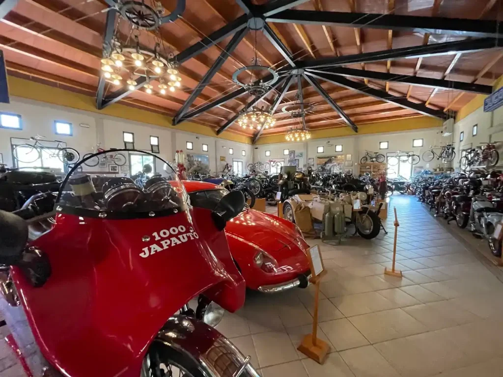 vehiculos rojos en el museo de vehiculos historicos