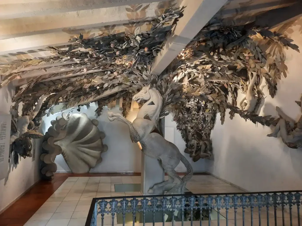escultura de caballo en guadalest