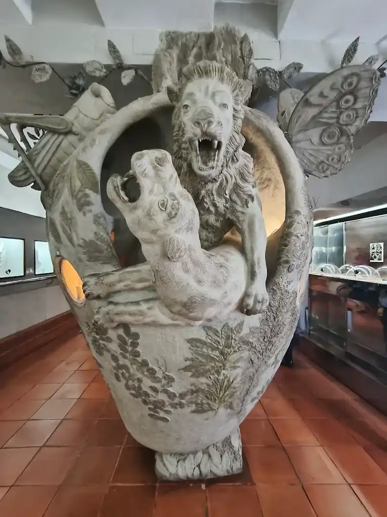 escultura de leon y leona en museo microgigante