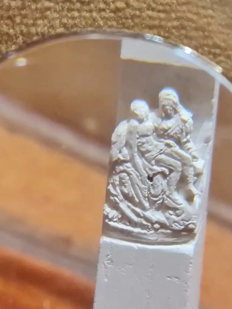 la piedad de miguel anguel esculpida en una tiza