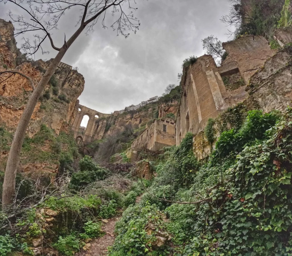 vista al puente nuevo de ronda desde la central electrica abandonada