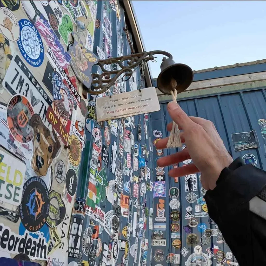 la campana que tocan los viajeros cuando llegan a deadhorse y prudhoe bay general store