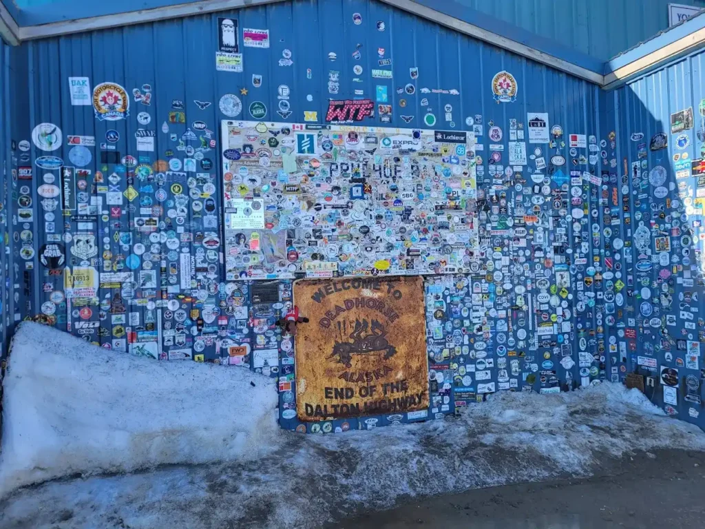 miles de stickers dejados por los viajeros que llegan al final de la panamericana