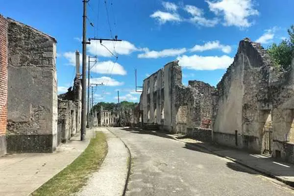 ruinas de Oradour-sur-Glane el pueblo masacrado por los nazis