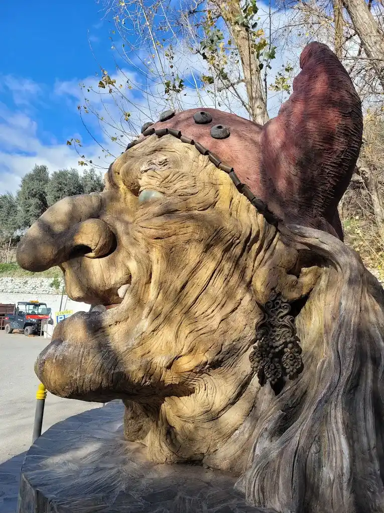 baba yaga de perfil izquierdo