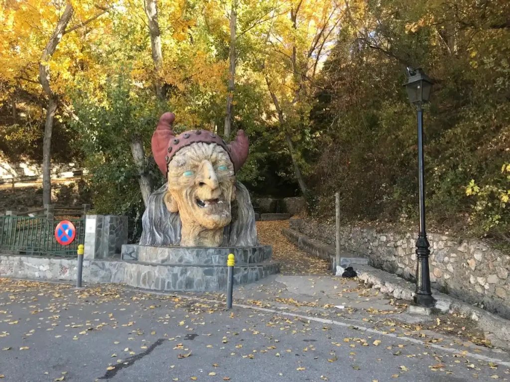 cabeza de baba yaga en otoño