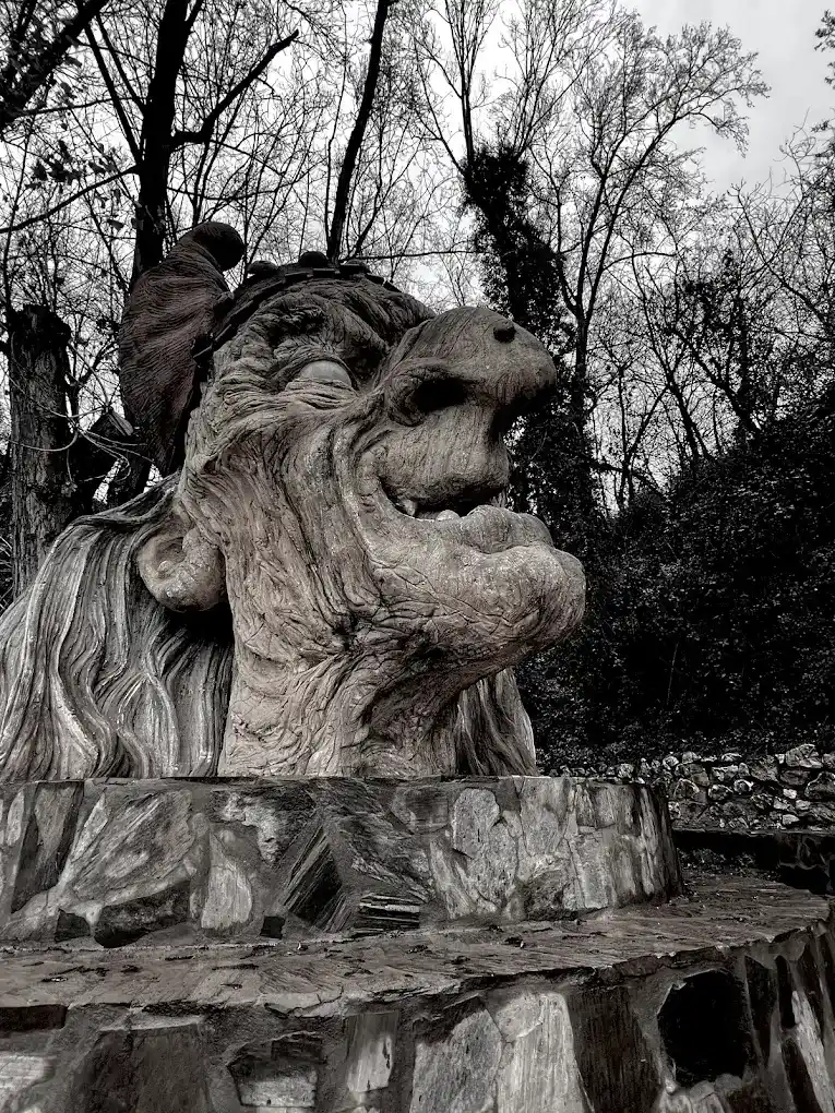 baba yaga en blanco y negro