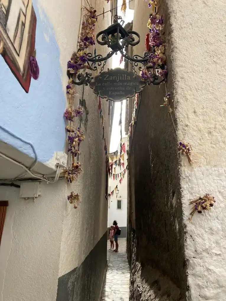 calle zanjilla la mas estrecha