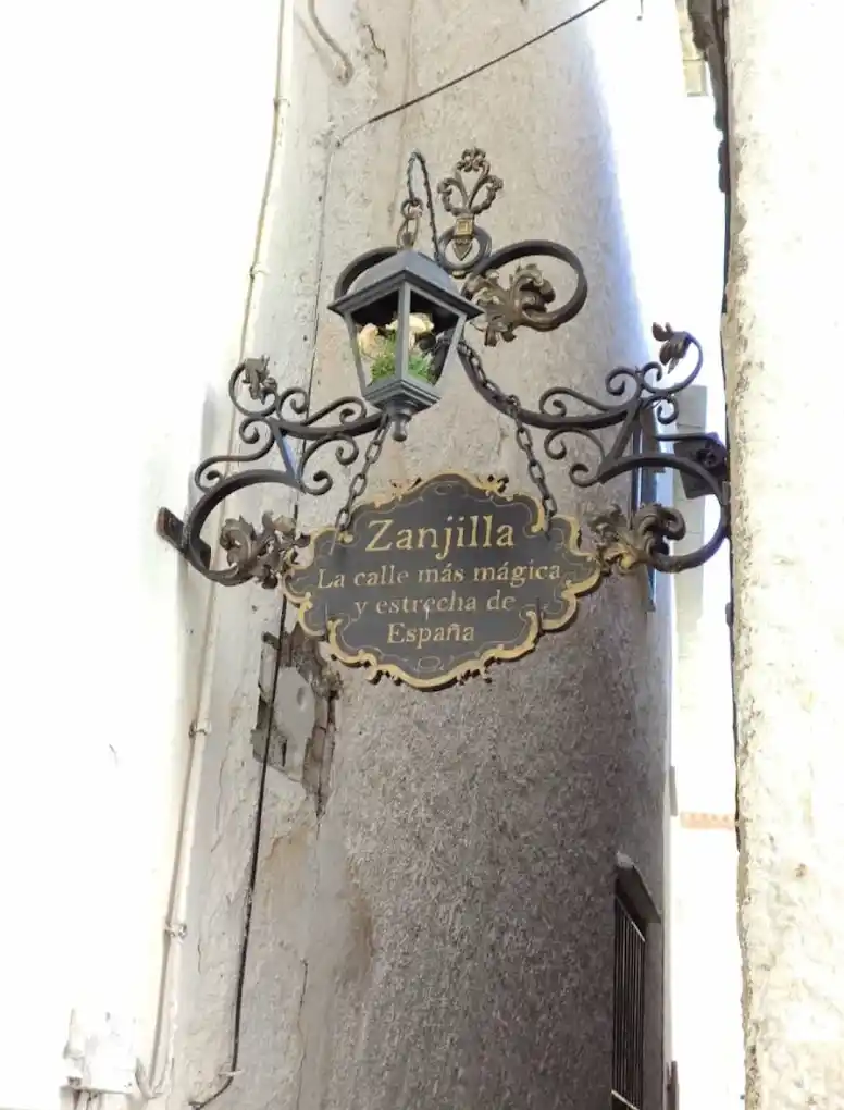 letrero que dice Zanjiila la calle más mágica y estrecha de españa