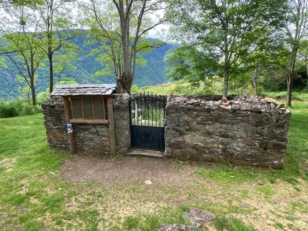 cementerio mas pequeño de españa por fuera