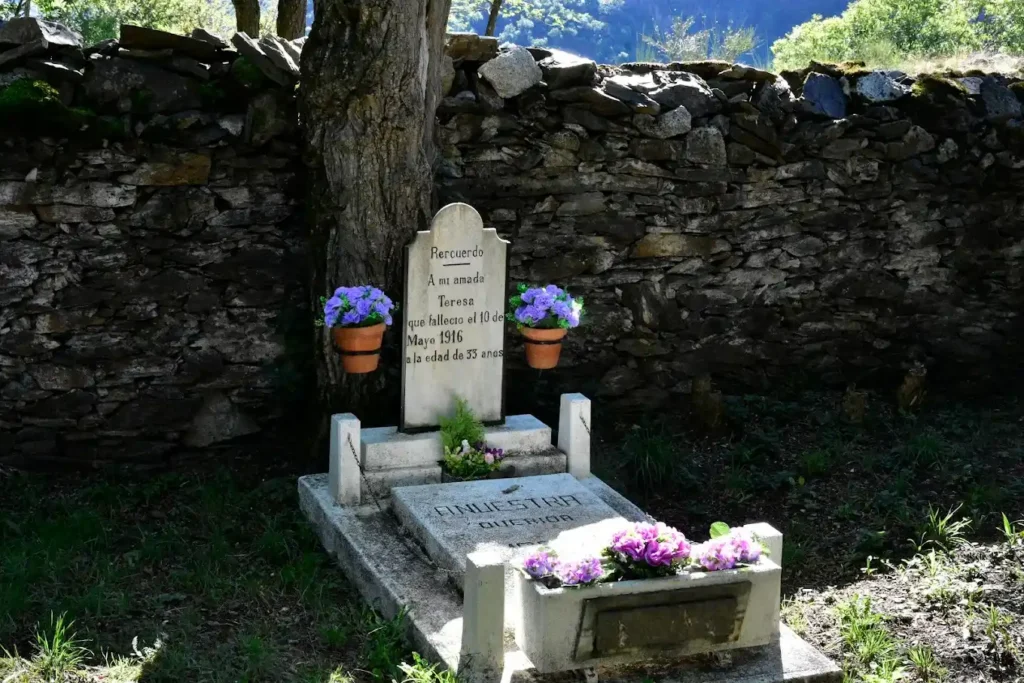 la unica tumba del cementerio mas pequeño de españa