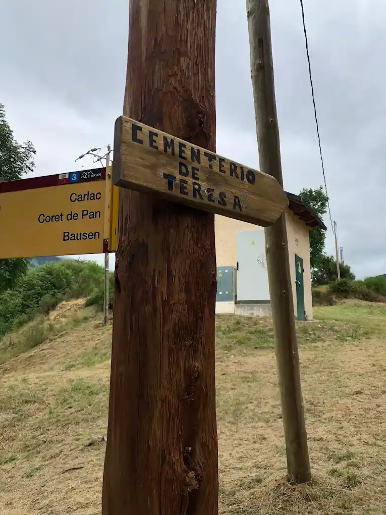 letrero que indica el lugar donde se ubica el cementerio de teresa o el mas pequeño de españa