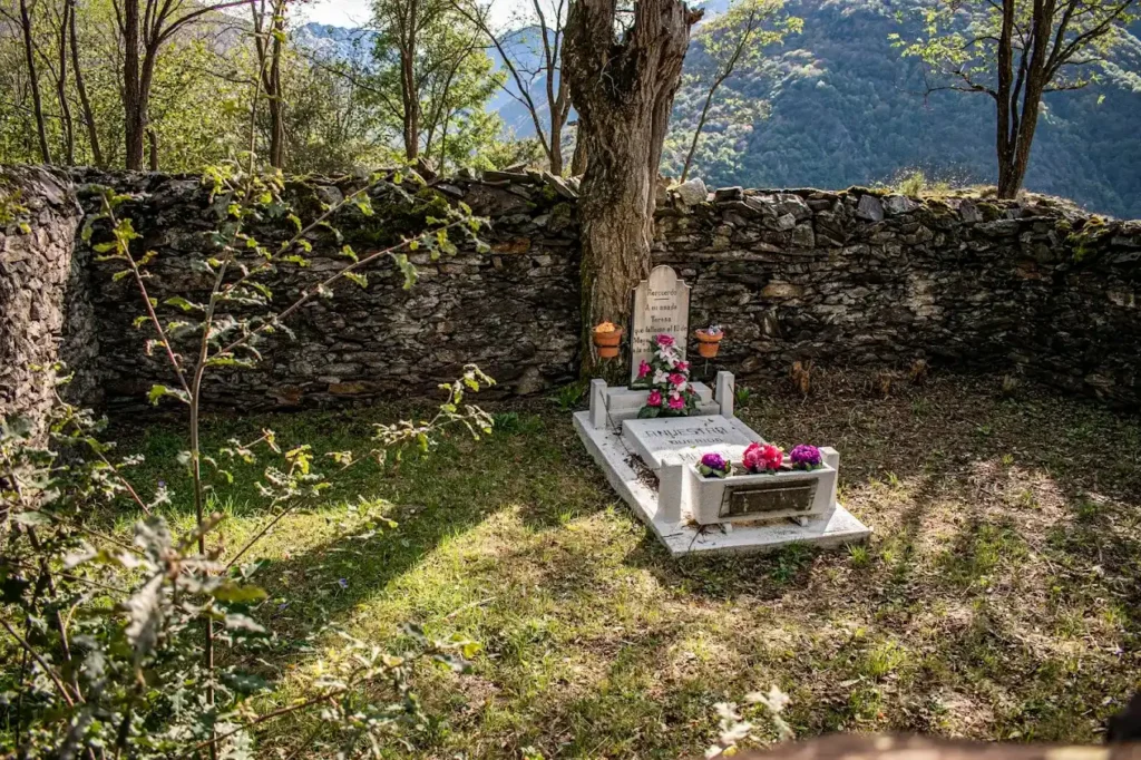 tumba de teresa en el cementerio mas pequeño de españa
