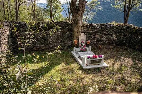 el cementerio mas pequeño de españa y del mundo tambien llamado cementerio de teresa