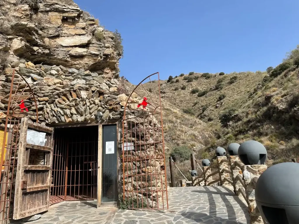 entrada a la cueva del ojo de la bruja