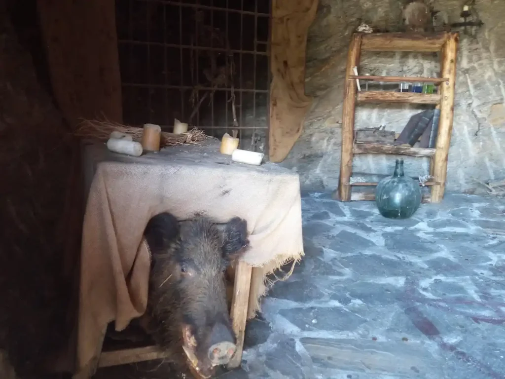 un cerdo disecado como simbolo del diablo en la cueva del ojo de la bruja