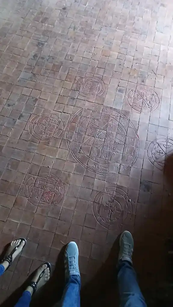 simbolos de hechiceria en el suelo de la cueva del ojo de la bruja