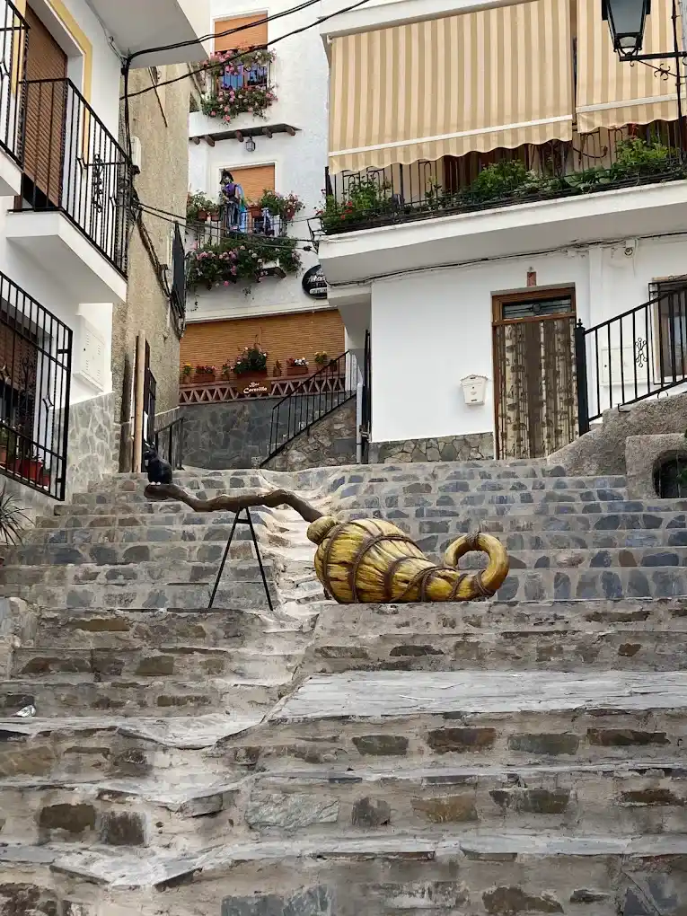 escultura de una escoba para brujas