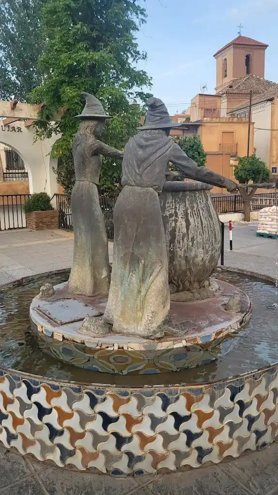 vista desde atras la fuente de las brujas de soportujar
