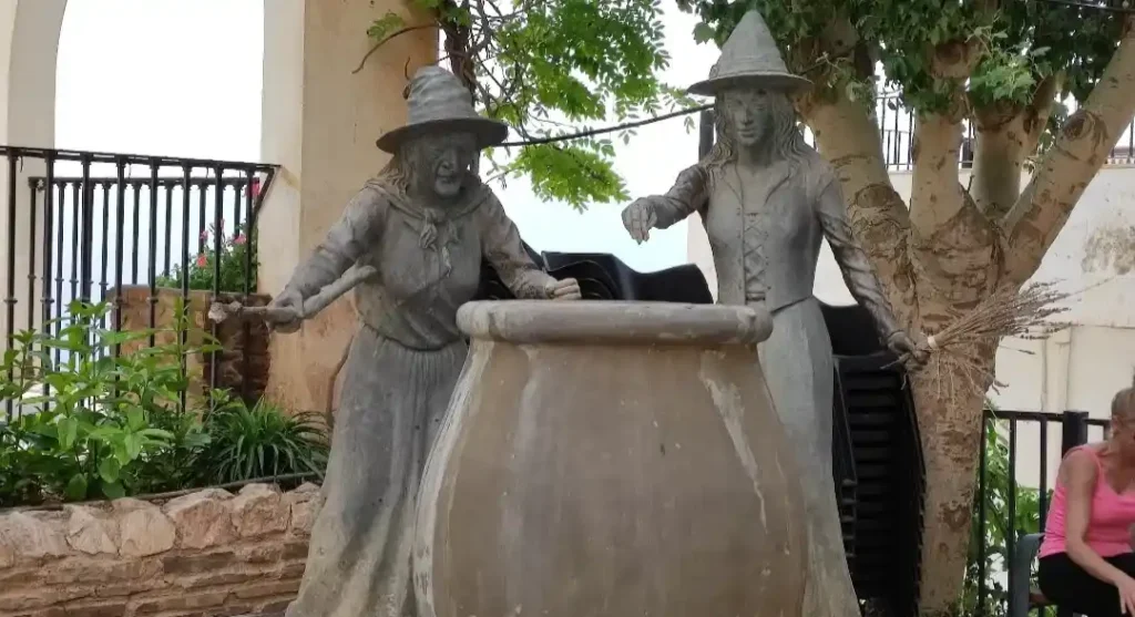 vista cercana a la fuente de las brujas