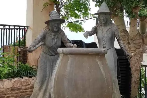 una bruja anciana y una aprendiz realizan un brebaje en soportujar