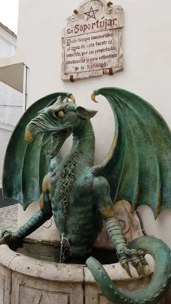 la fuente del dragon con el letrero que advierte propiedades afrodisiacas