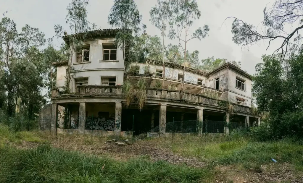edificio en ruinas en isla de pedrosa