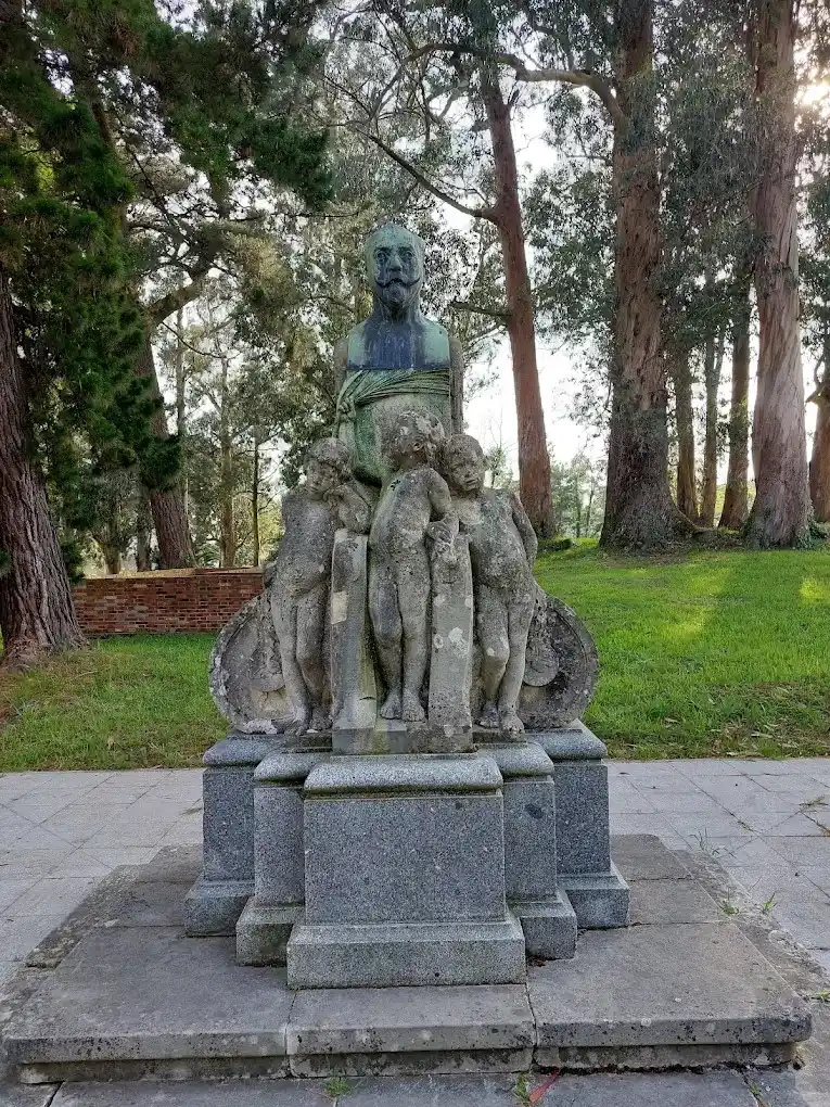 monumento en honor al director del sanatorio infantil en isla de pedrosa