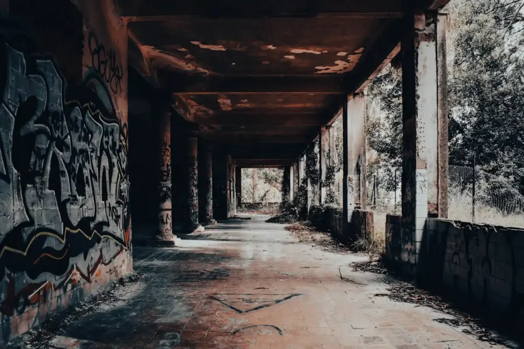 ruinas vandalizadas en isla de pedrosa