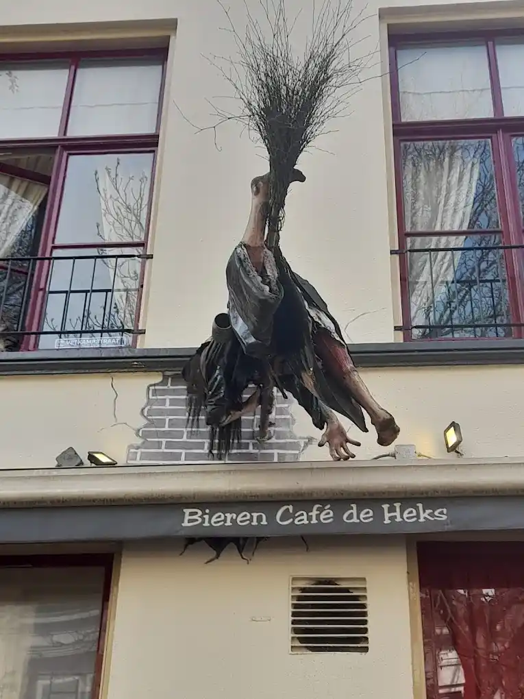 una taberna con una bruja estrellada en su fachada en paises bajos