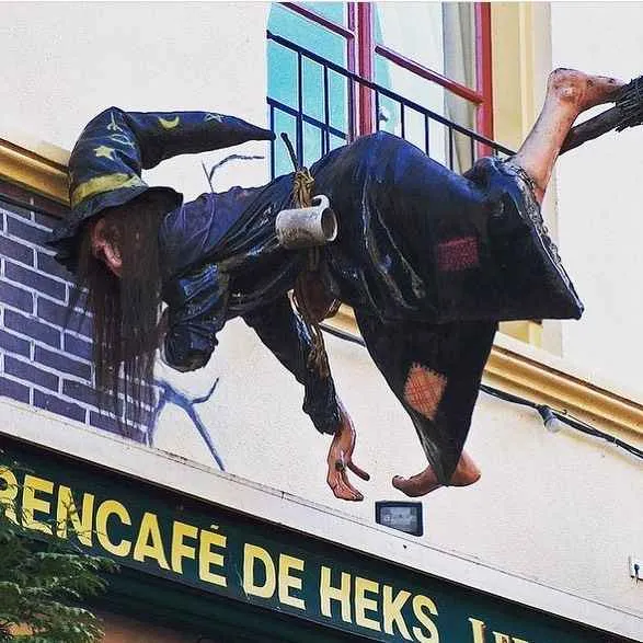 escultura en una bruja estrellada contra la pared de un bar en deventor paises bajos