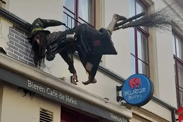 bierencafe de heks o taberna de la bruja en deventor paies bajos escultura de una bruja estrellada