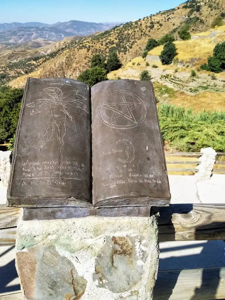 libro de hechizos en el mirador del aquelarre