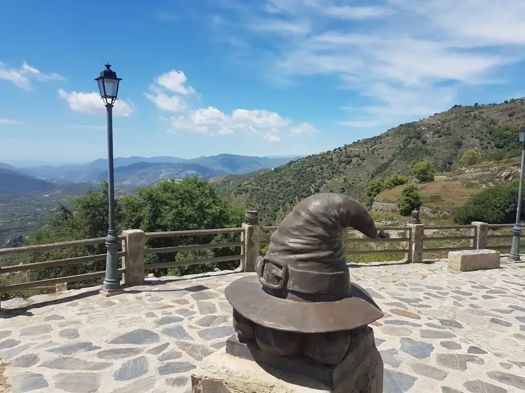 sombrero de bruja en el mirador del aquelarre