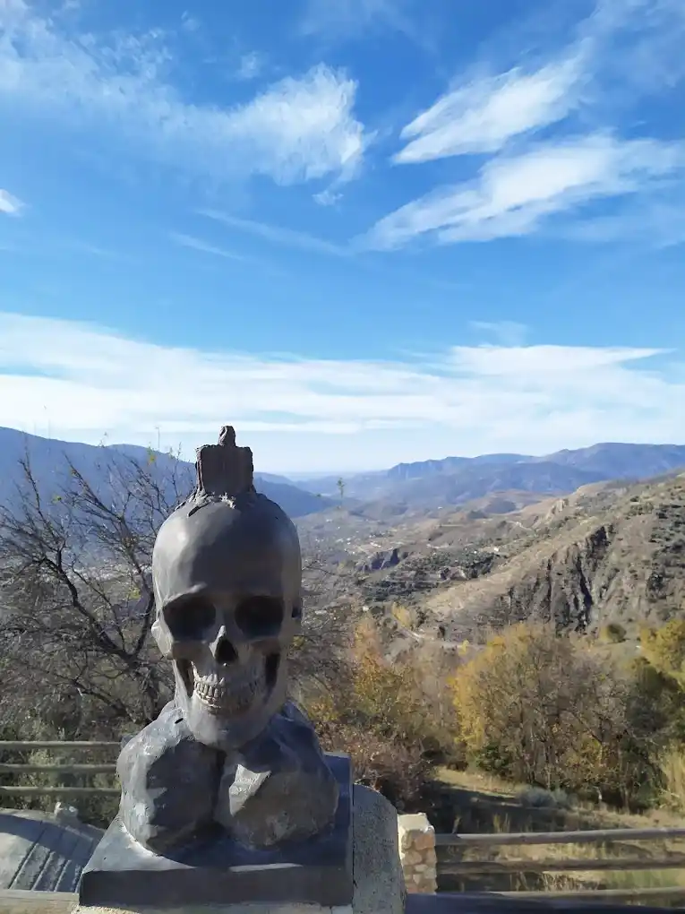 calacera con vela en el mirador del aquelarre
