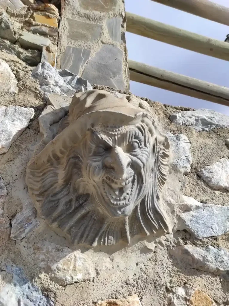 cara de bruja saliendo de la pared mirador del aquelarre
