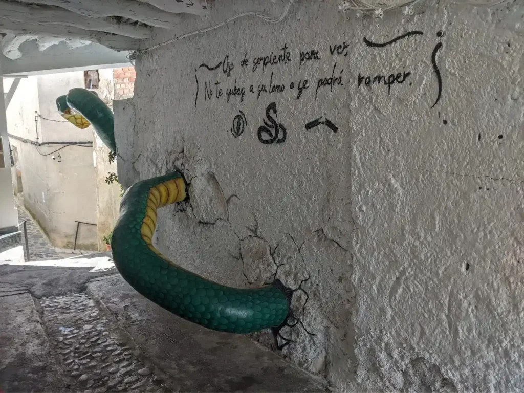 la serpiente malefica vista desde atras