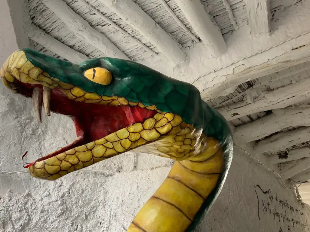 la temible serpiente malefica mostrando sus colmillos